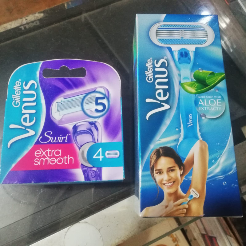 Gillette Venus Razor Glide Strip with Aloe Extracts 4 Cartridge + Razor Combo